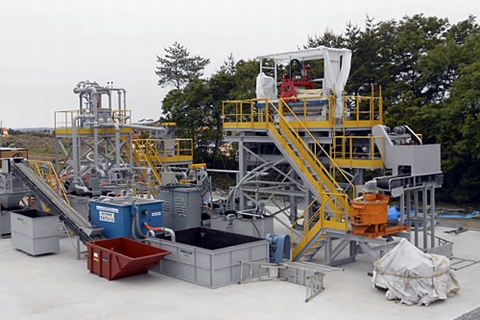 広野町に建設したセシウム汚染土壌の実証浄化プラント（プラントは現在大型のテントで覆われている）（写真：清水建設）