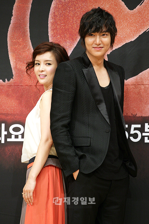 SBSドラマ『神医』、制作発表会にイ・ミンホら出演者が登場（13） シム・ウンジョン、イ・ミンホ