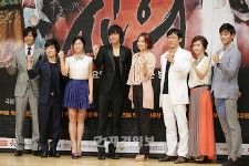 SBS新月火ドラマ『神医』の製作発表会が9日、SBSホールで開かれ、出演俳優のイ・ミンホ、キム・ヒソン、ユ・オソン、イ・ピリム、リュ・ドクファン、パク・セヨン、ソン・フン、シン・ウンギョンが出席した。