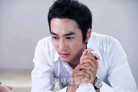 11日午後公開された数枚のスチールカットには、21世紀の天才医師ジン・ヒョク（ソン・スンホン）が誰かの手を握り切ない視線を送っている姿が写っている。一体彼に何が起こったのか、視聴者の好奇心は高まるばかりだ。写真=イギムプロダクション
