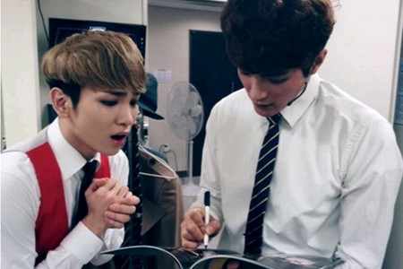 ある新鋭俳優にアイドルスターがサインを懇願している写真がSNSやブログなどオンライン上で話題となり、注目を浴びている。
