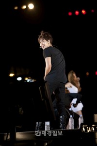 キム・ヒョンジュンは10日、東京明治神宮外苑で開催された「2012神宮外苑花火大会」の‘東日本大震災復興チャリティー公演’に特別ゲストとして招待され、フィナーレを華やかに飾った。写真＝キーイースト