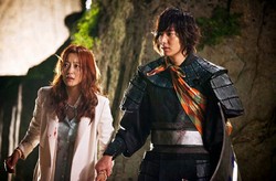 ティザー予告と撮影現場のスチールカットが公開され、視聴者たちの熱い関心を浴びているファンタジーアクションロマンスドラマ『神医』。特に視聴者たちの好奇心と興味をそそり話題となっている4つのポイントを紹介しよう。写真＝神医文化産業専門会社