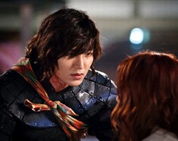 ティザー予告と撮影現場のスチールカットが公開され、視聴者たちの熱い関心を浴びているファンタジーアクションロマンスドラマ『神医』。特に視聴者たちの好奇心と興味をそそり話題となっている4つのポイントを紹介しよう。写真＝神医文化産業専門会社