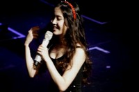 最近あるコミュニティー掲示板には「IUのプロポーションって、こんなにセクシーだったの？」というタイトルの動画と、その姿をキャプチャーした画像がネチズンたちの注目を浴びている。