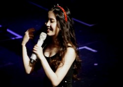 最近あるコミュニティー掲示板には「IUのプロポーションって、こんなにセクシーだったの?」というタイトルの動画と、その姿をキャプチャーした画像がネチズンたちの注目を浴びている。 最近あるコミュニティー掲示板には「IUのプロポーションって、こんなにセクシーだったの?」というタイトルの動画と、その姿をキャプチャーした画像がネチズンたちの注目を浴びている。