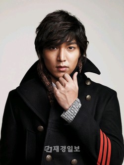 男性用カジュアルウェアブランド「S+ by trugen」が、見事なスタイルと美肌の俳優イ・ミンホの2012年秋冬シーズン向けグラビアカットを公開した。 男性用カジュアルウェアブランド「S+ by trugen」が、見事なスタイルと美肌の俳優イ・ミンホの2012年秋冬シーズン向けグラビアカットを公開した。