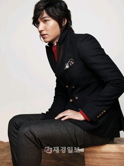 男性用カジュアルウェアブランド「S+ by trugen」が、見事なスタイルと美肌の俳優イ・ミンホの2012年秋冬シーズン向けグラビアカットを公開した。 男性用カジュアルウェアブランド「S+ by trugen」が、見事なスタイルと美肌の俳優イ・ミンホの2012年秋冬シーズン向けグラビアカットを公開した。