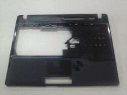 富士通は17日、使用済みのCDやDVDをノートパソコンの筐体に再生利用するリサイクルシステムを富士通研究所と共同で構築し、夏モデルのノートパソコンの一部で再生プラスチックの利用を開始したと発表した。写真は、再生プラスチックの適用部分。 富士通は17日、使用済みのCDやDVDをノートパソコンの筐体に再生利用するリサイクルシステムを富士通研究所と共同で構築し、夏モデルのノートパソコンの一部で再生プラスチックの利用を開始したと発表した。写真は、再生プラスチックの適用部分。