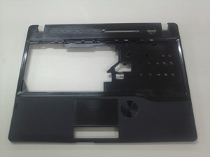 富士通は17日、使用済みのCDやDVDをノートパソコンの筐体に再生利用するリサイクルシステムを富士通研究所と共同で構築し、夏モデルのノートパソコンの一部で再生プラスチックの利用を開始したと発表した。写真は、再生プラスチックの適用部分。