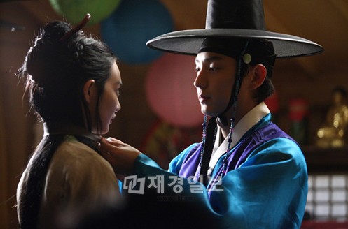 15日にスタートしたMBCドラマ『アラン使道伝』（脚本チョン・ユンジョン、演出キム・サンホ）が、イ・ジュンギ＆シン・ミナの新しいスチールカットを公開した。