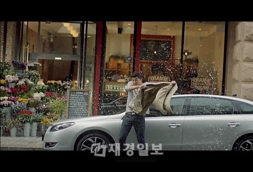 コン・ユがルノーサムスン自動車（代表理事フランソワ・プロボ）のモデル兼広報大使に抜擢された。写真＝ルノーサムスン自動車