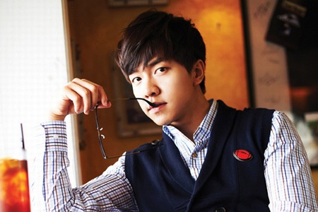 歌手・俳優・MC、3つのタイトルを全てこなす万能エンターテイナー、イ・スンギが、スター＆ファッションマガジン『In　Style（インスタイル）』のグラビアで温かな秋の男に変身し、女心を揺さぶっている。