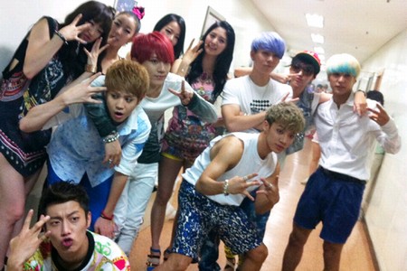 ガールズグループ「EXID」（イーエックスアイディー）は17日、『KBSミュージックバンク』を通じてカムバックステージを披露した。この日は人気男性グループBEAST（ビースト）が出演してEXIDのカムバックを歓迎、強い応援メッセージを送り、注目を集めた。写真＝ベンジャミンエンターテイメント／ABエンターテイメント