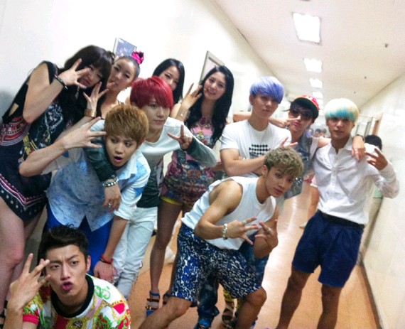 ガールズグループ「EXID」（イーエックスアイディー）は17日、『KBSミュージックバンク』を通じてカムバックステージを披露した。この日は人気男性グループBEAST（ビースト）が出演してEXIDのカムバックを歓迎、強い応援メッセージを送り、注目を集めた。写真＝ベンジャミンエンターテイメント／ABエンターテイメント