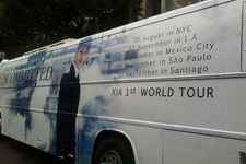 JYJのキム・ジュンス初の英語シングル「UNCOMMITTED」の発売とワールドツアーの開始を知らせるラッピングバスが韓国ソウルで運行されている。写真はC-JeSエンターテインメントが公開したラッピングバスの外観。