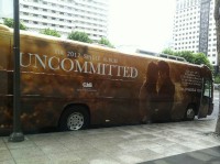 JYJのキム・ジュンス初の英語シングル「UNCOMMITTED」の発売とワールドツアーの開始を知らせるラッピングバスが韓国ソウルで運行されている。写真はC-JeSエンターテインメントが公開したラッピングバスの外観。