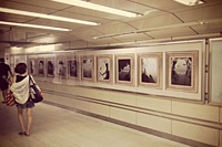 SUPER JUNIORの巨大バナーが8月24日、渋谷駅に出現する。写真は、SUPER JUNIOR公式サイトで公開されたティザーバナーの外観。