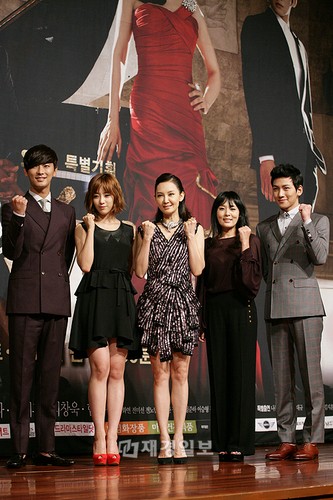 韓国SBS特別企画『五本の指』の制作発表会が16日午後、ソウル小公洞ロッテホテルクリスタルボールルームで開かれ、出演俳優のチェ・シラ、チュ・ジフン、チ・チャンウク、ハム・ウンジョン（T-ARA）が参加した。