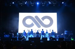 7人組ボーイズグループINFINITE（インフィニット）が18日と19日、夏フェス「SUMMER SONIC 2012」に初出演し、日本3rdシングル「She's Back-Japanese Ver.-」の初パフォーマンスを披露した。写真は19日の大阪公演の模様（写真提供 株式会社ウィルビー）