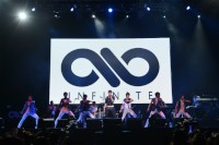 7人組ボーイズグループINFINITE（インフィニット）が18日と19日、夏フェス「SUMMER SONIC 2012」に初出演し、日本3rdシングル「She's Back-Japanese Ver.-」の初パフォーマンスを披露した。写真は19日の大阪公演の模様（写真提供 株式会社ウィルビー）