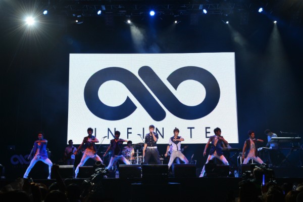 7人組ボーイズグループINFINITE（インフィニット）が18日と19日、夏フェス「SUMMER SONIC 2012」に初出演し、日本3rdシングル「She's Back-Japanese Ver.-」の初パフォーマンスを披露した。写真は19日の大阪公演の模様（写真提供 株式会社ウィルビー）