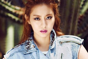 AFTERSCHOOL（アフタースクール）のユイが、
ハワイの植物園でファッションマガジン「Instyle」のグラビア撮影を行った。