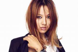 イ・ヒョリが、スワロフスキーとコラボしたチャーミングなグラビアが、「コスモポリタン」9月号を通して公開された。写真=コスモポリタン