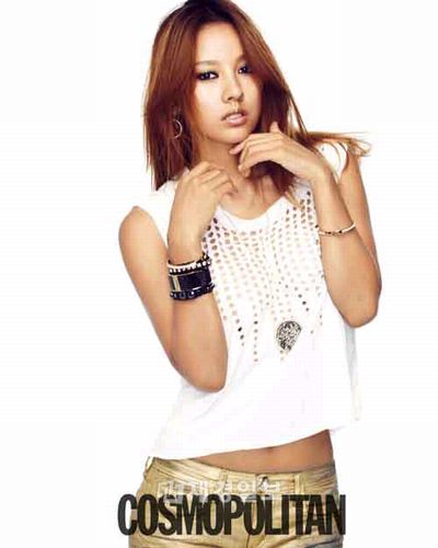 イ・ヒョリが、スワロフスキーとコラボしたチャーミングなグラビアが、「コスモポリタン」9月号を通して公開された。写真=コスモポリタン