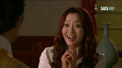 21日に放送されたSBS月火ドラマ『神医』では、キム・ヒソンが“テンジャン(味噌)女”(ブランド志向で見栄っ張りな女性)の本性を現した。 21日に放送されたSBS月火ドラマ『神医』では、キム・ヒソンが“テンジャン(味噌)女”(ブランド志向で見栄っ張りな女性)の本性を現した。