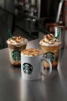 手前:クランチー キャラメル マキアート(ホット)、左:クランチー キャラメル マキアート(アイス)、右:クランチー キャラメル フラペチーノ（写真：スターバックスコーヒージャパン）