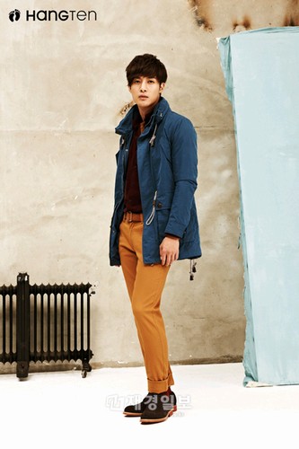 大手カジュアルブランドのハングテンが韓流スターのキム・ヒョンジュン（SS501リーダー）を起用して撮影した秋向けグラビアを公開した。