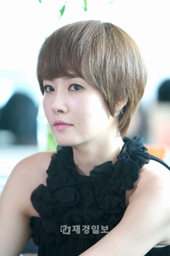 女優キム・ソナ効果がこれほど強烈だとは知らなかった。ドラマ『I DO I DO』の放映が終了したにもかかわらず、キム・ソナが着用したアイテムは不動の人気だ。販売量はむしろ加速度を増している。