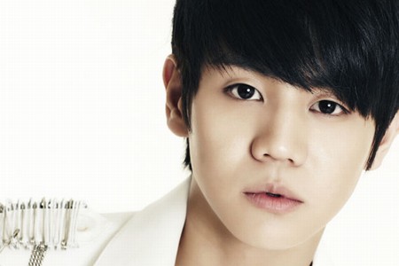 KBS 2TV『国民トークショー アンニョンハセヨ』にゲスト出演したBEAST（ビースト）のヤン・ヨソプが収録中に涙を流し、MCと客席を感動させた。
