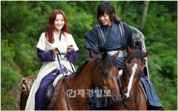 SBS月火ドラマ『神医』（脚本：ソン・ジナ、演出：キム・ジョンハク、シン・ヨンフィ）の制作会社が、イ・ミンホとキム・ヒソンの乗馬デートシーンを公開した。写真=神医文化産業専門会社