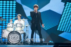 歌と演技、司会まで多才多能な力を発揮し、グローバルスターへとして人気上昇中のFTIsland(エフティー・アイランド)イ・ホンギが、Mnet『M countdown(エムカウントダウン)』MCに電撃抜擢された。 歌と演技、司会まで多才多能な力を発揮し、グローバルスターへとして人気上昇中のFTIsland(エフティー・アイランド)イ・ホンギが、Mnet『M countdown(エムカウントダウン)』MCに電撃抜擢された。