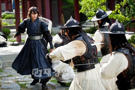 韓国SBS月火ドラマ『神医』第5話で、チェ・ヨン（イ・ミンホ）は、残酷な計画を企てたキ・チョル（ユ・オソン）に対抗するため、キ・チョルに向かって正面突破を試みる。写真=神医文化産業専門会社
