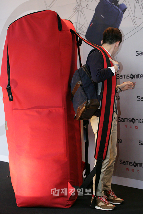 少女時代ユリ&2AMチョグォン&MBLAQジオ、カジュアルバッグブランドの展示会に登場! (19) 2AMのチョグォン