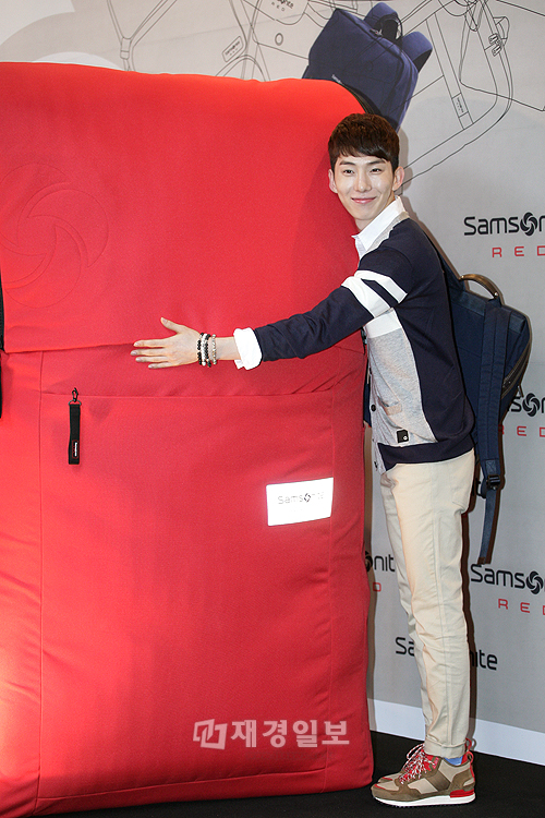 少女時代ユリ&2AMチョグォン&MBLAQジオ、カジュアルバッグブランドの展示会に登場! (18) 2AMのチョグォン