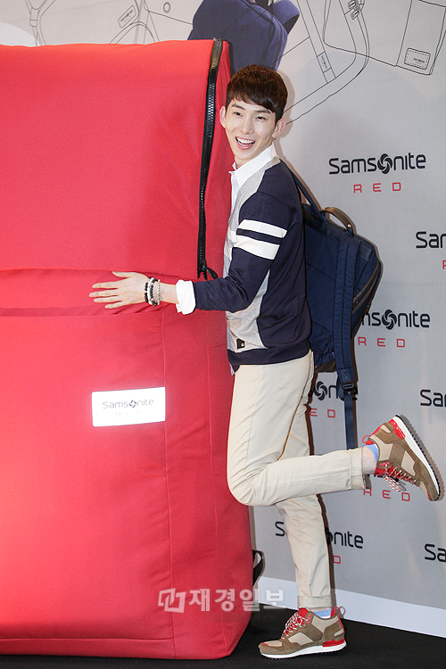 少女時代ユリ&2AMチョグォン&MBLAQジオ、カジュアルバッグブランドの展示会に登場! (17) 2AMのチョグォン