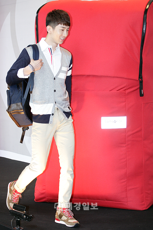 少女時代ユリ&2AMチョグォン&MBLAQジオ、カジュアルバッグブランドの展示会に登場! (16) 2AMのチョグォン