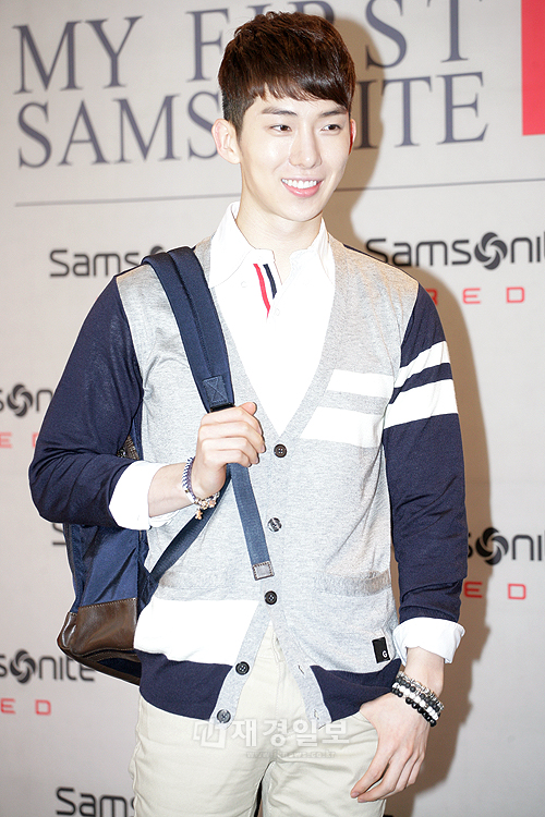 少女時代ユリ&2AMチョグォン&MBLAQジオ、カジュアルバッグブランドの展示会に登場! (15) 2AMのチョグォン