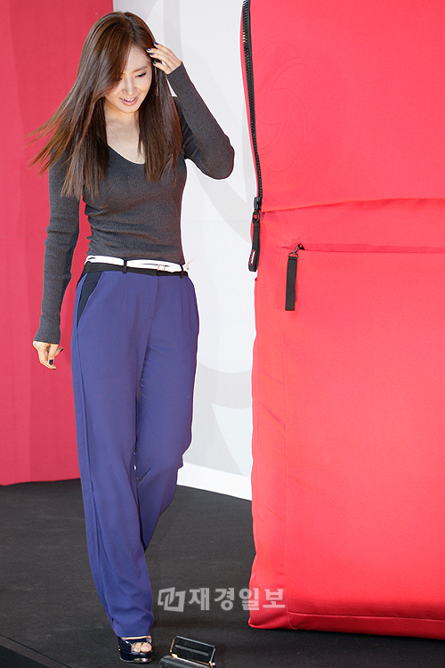少女時代ユリ&2AMチョグォン&MBLAQジオ、カジュアルバッグブランドの展示会に登場! (8) 少女時代のユリ