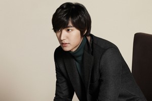 ドラマ『神医』でチェ・ヨン役を好演中のイ・ミンホが公式モデルを務める韓国の紳士服ブランド「TRUGEN」(トゥルジェン)の、センスあふれるF/W(秋冬)シーズンのグラビアカットが公開された。写真= TRUGEN
