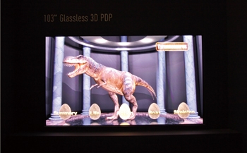 「103型裸眼3D表示プラズマディスプレイ」（写真：パナソニック）