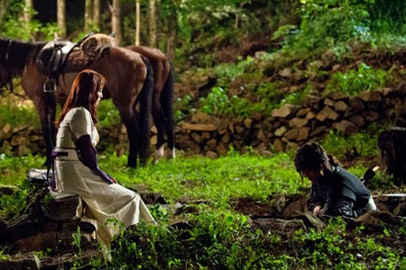 韓国SBS月火ドラマ『神医』でイ・ミンホとキム・ヒソンが山の中で一晩を過ごす。写真＝神医文化産業専門会社