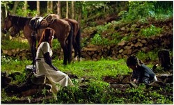 韓国SBS月火ドラマ『神医』でイ・ミンホとキム・ヒソンが山の中で一晩を過ごす。写真=神医文化産業専門会社 韓国SBS月火ドラマ『神医』でイ・ミンホとキム・ヒソンが山の中で一晩を過ごす。写真=神医文化産業専門会社