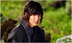 韓国SBS月火ドラマ『神医』でイ・ミンホとキム・ヒソンが山の中で一晩を過ごす。写真=神医文化産業専門会社 韓国SBS月火ドラマ『神医』でイ・ミンホとキム・ヒソンが山の中で一晩を過ごす。写真=神医文化産業専門会社