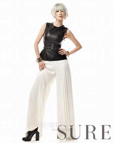 最近リーダーとして活動していたAFTERSCHOOL（アフタースクール）を卒業し、ソロデビューを準備しているカヒが、ファッションマガジン「SURE」で勇ましさとセクシーさを兼ね備えた魅力を披露した。
