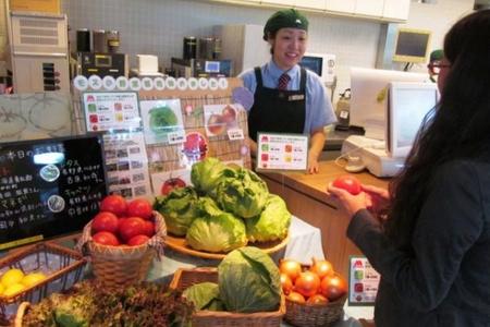 店舗での生野菜販売イメージ（写真：モスフードサービス）
